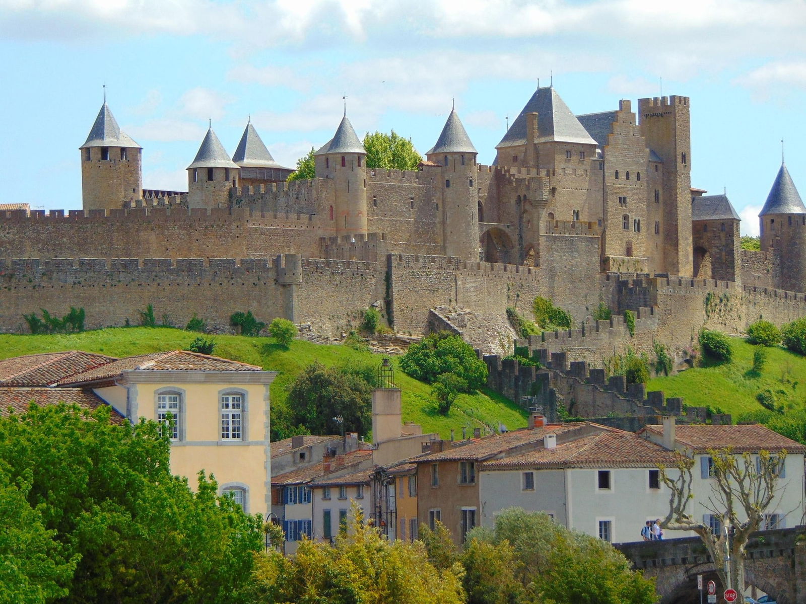 Cité médiévale de Carcassonne sous le ciel bleu.