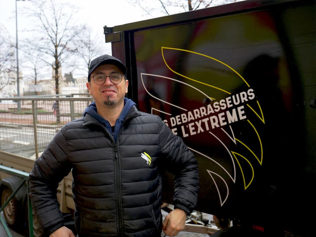 Homme devant camion Débarrasseurs de l'Extrême.