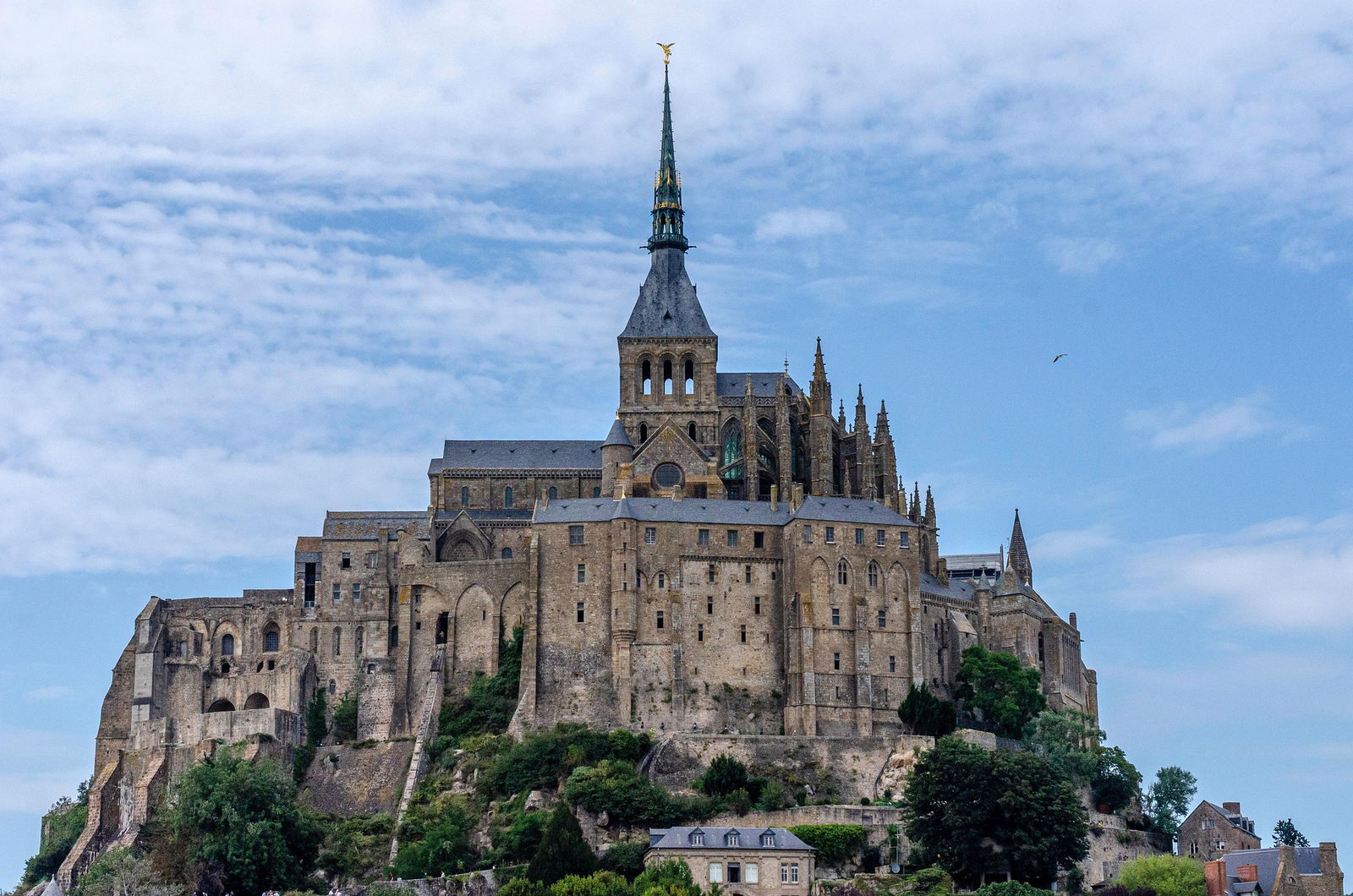 Vue du Mont-Saint-Michel sous ciel bleu.