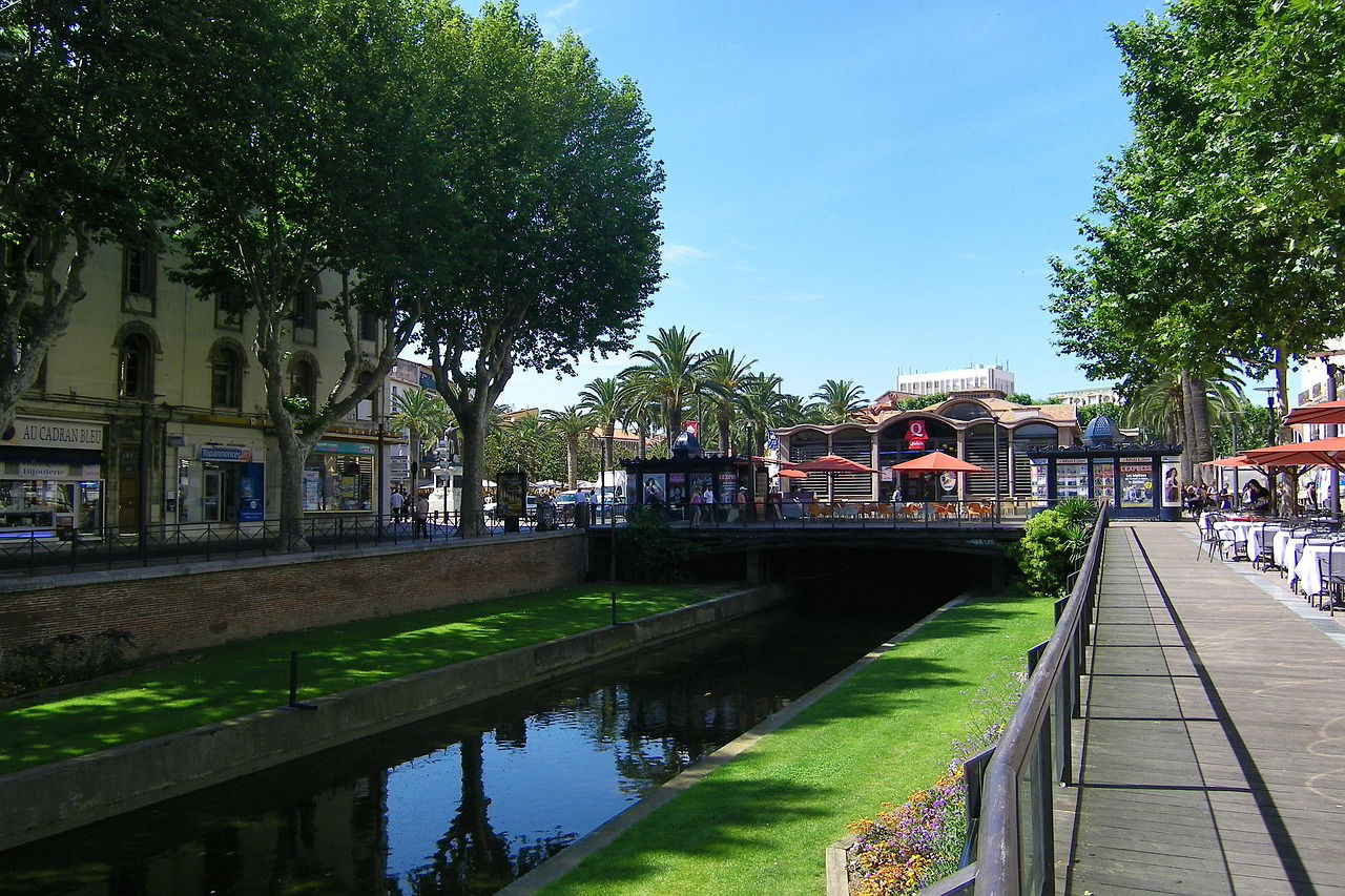 Promenade verte le long d'un canal urbain.