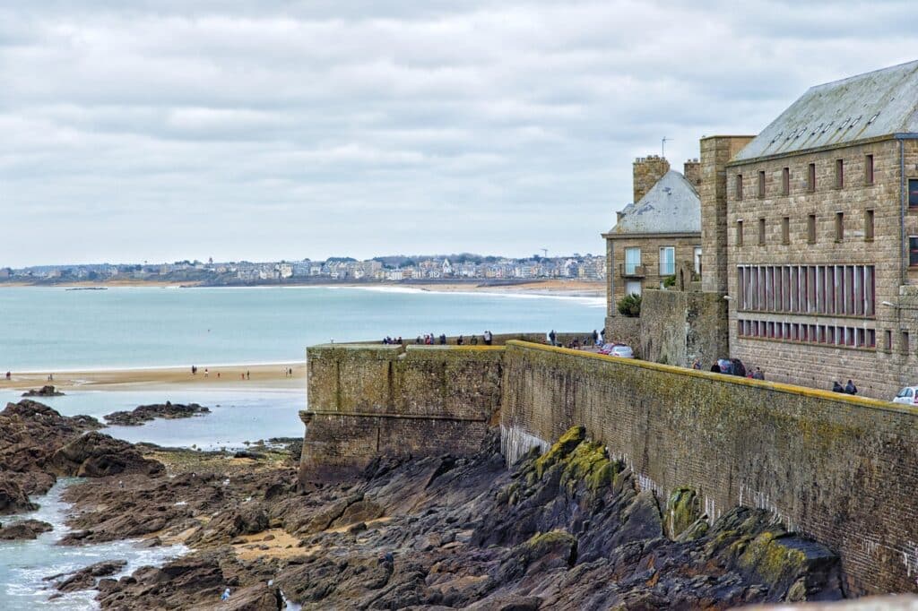 Remparts surplombant la mer à marée basse.