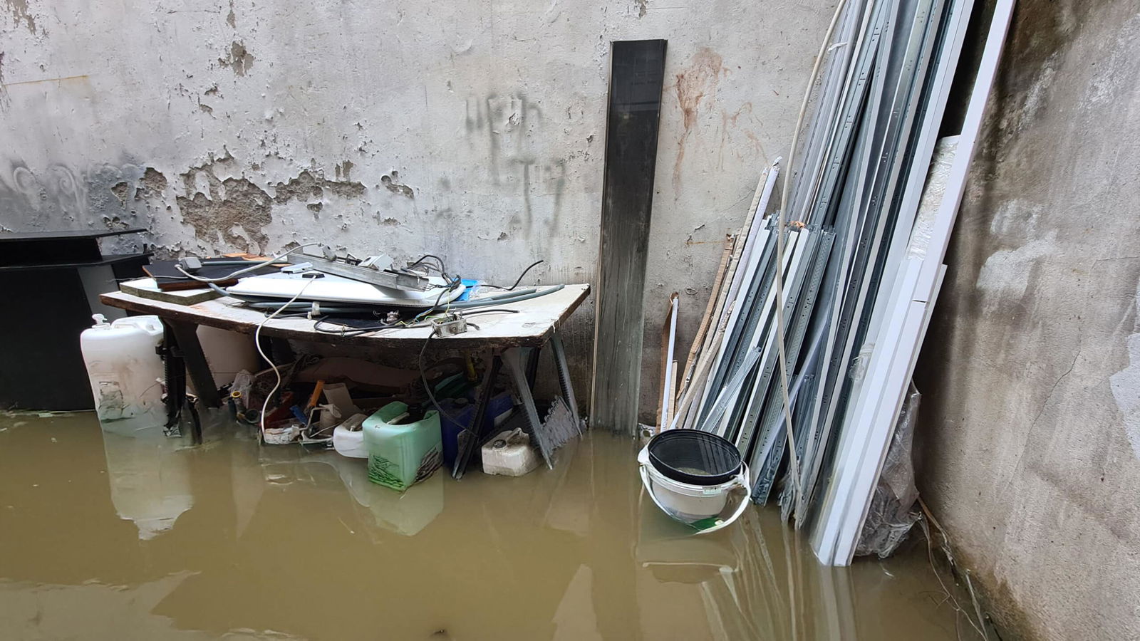 Zone inondée avec matériel empilé